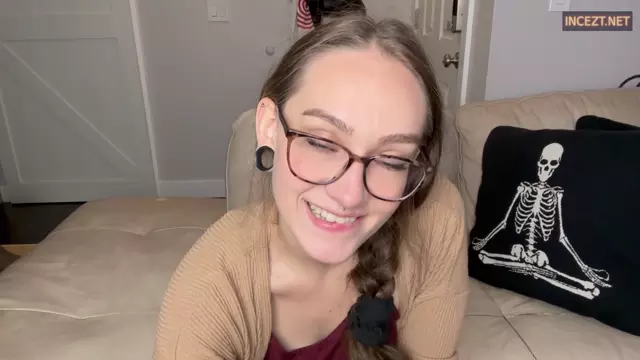 Poster: Divinebabe – Ur Friends Awkward Mom